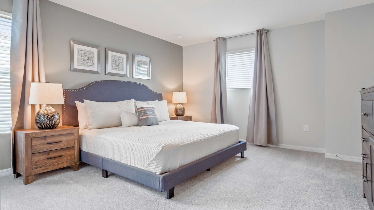 ძალიან დიდი ორადგილიანი საწოლი, რომელიც ელეგანტურობისა და კომფორტის ნაზავია მშვიდი და სასიამოვნო დასაძინებელი სივრცისთვის