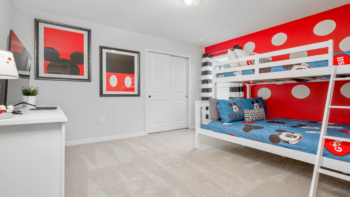 Მომხიბლავი მიკი მაუსის თემატიკის საძინებელი, სასიამოვნო სივრცე გულშემატკივრებისთვის, რომ ჩაუღრმავდეთ დისნეის ილუზიონს