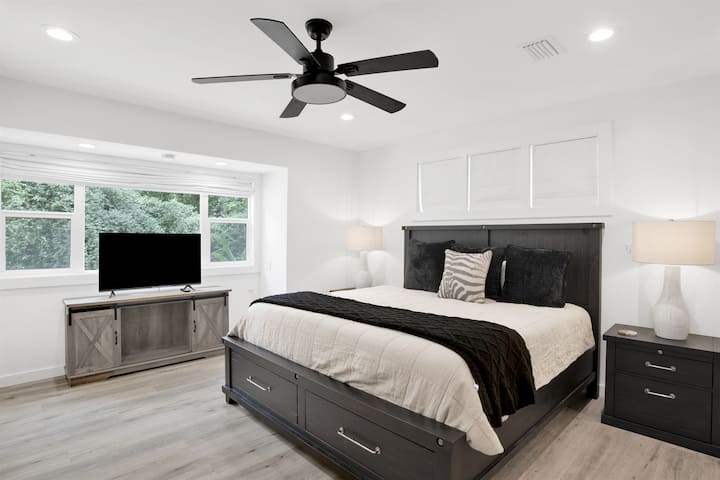 Dormitorio principal con cama tamaño king y cubreespuma viscoelástica.