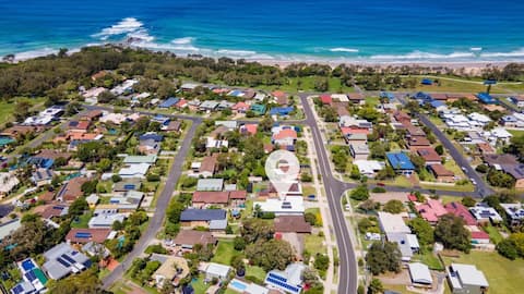 Willows@Sandy Beach - Walk to beach, Stylish Home