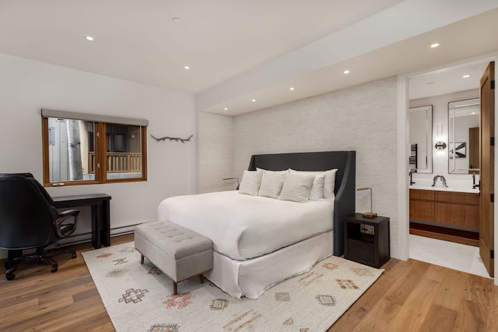 El segon dormitori principal de la planta baixa disposa d'un llit «king size», televisor, escriptori i cadira adequat per treballar des de casa.