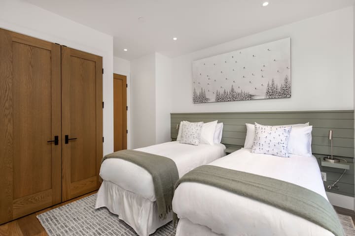 Un dormitori dividit «king size» amb armari