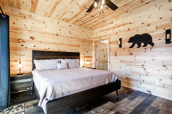 غرفة نوم مريحة مع سحر ريفي وسرير كينج ولمسات خشبية دافئة.