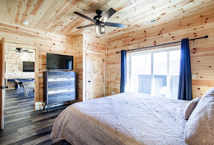 غرفة نوم مريحة مع سحر ريفي وسرير كينج ولمسات خشبية دافئة.