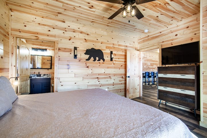 غرفة نوم مريحة مع سحر ريفي وسرير كينج ولمسات خشبية دافئة.