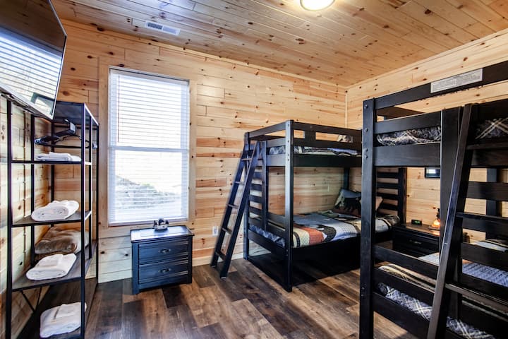 غرفة بطابقين ساحرة مع لمسات خشبية، مثالية لإقامة مريحة.