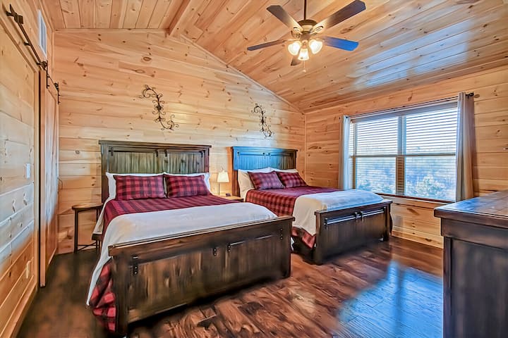 ห้องนั่งเล่นชั้นบนกว้างขวางพร้อมความสนุกสนานมากมายสำหรับเด็กและผู้ใหญ่!