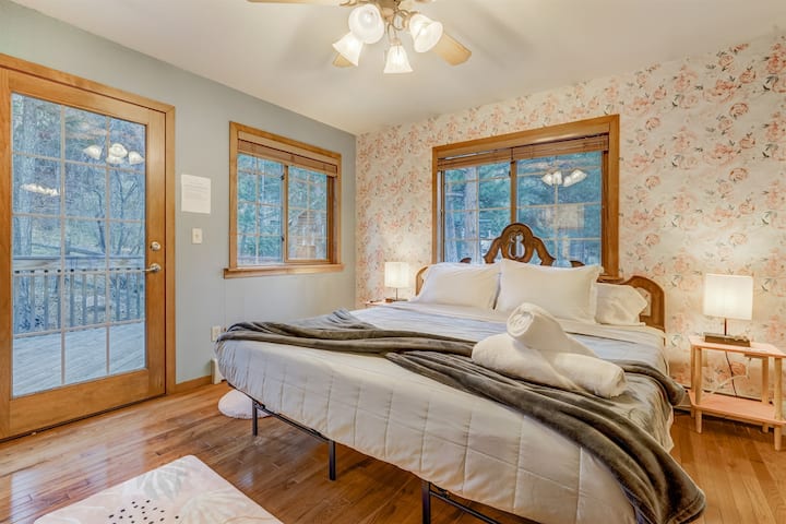 La camera da letto principale ha un ampio armadio e un bagno adiacente, proprio accanto alla terrazza posteriore dove si trova anche la vasca idromassaggio.