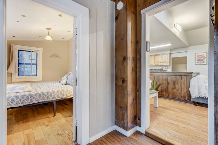 Adiacente alla cucina e appena all'interno dell'ingresso, la camera da letto al piano terra presenta un'illuminazione ridisegnata per dare un'atmosfera fresca allo chalet.