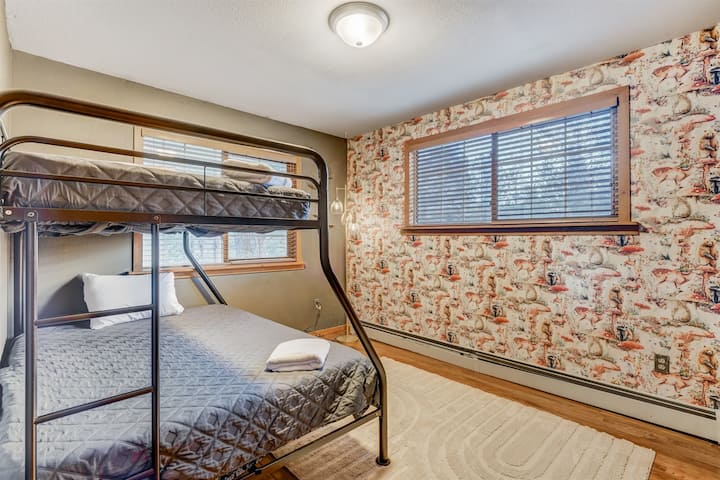 La seconda camera da letto al piano superiore presenta una nuova carta da parati che dona un'atmosfera forestale.