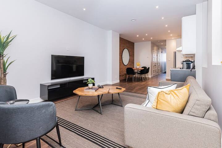 Vast and perfectly located flat by Denstays gallery image 2