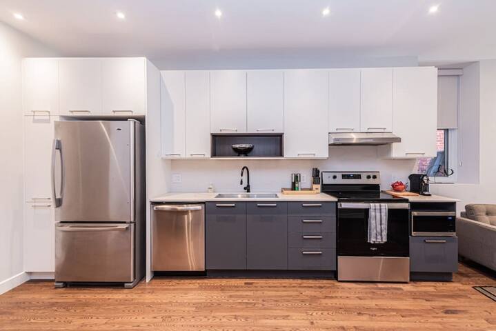 Vast and perfectly located flat by Denstays gallery image 4