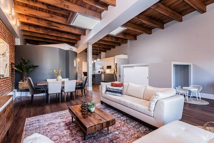 Family Friendly Beauty in Le Plateau by Denstays gallery image 2