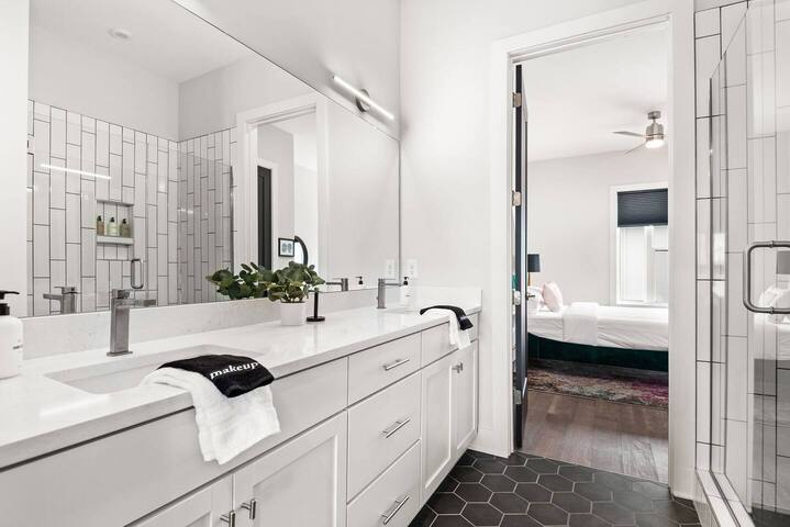 The Venue *Entire 4 Unit Building* gallery image 2