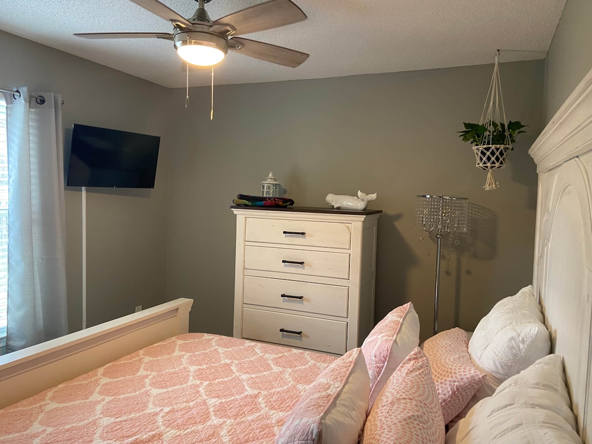 Útulná manželská posteľ s prístupom do skrine