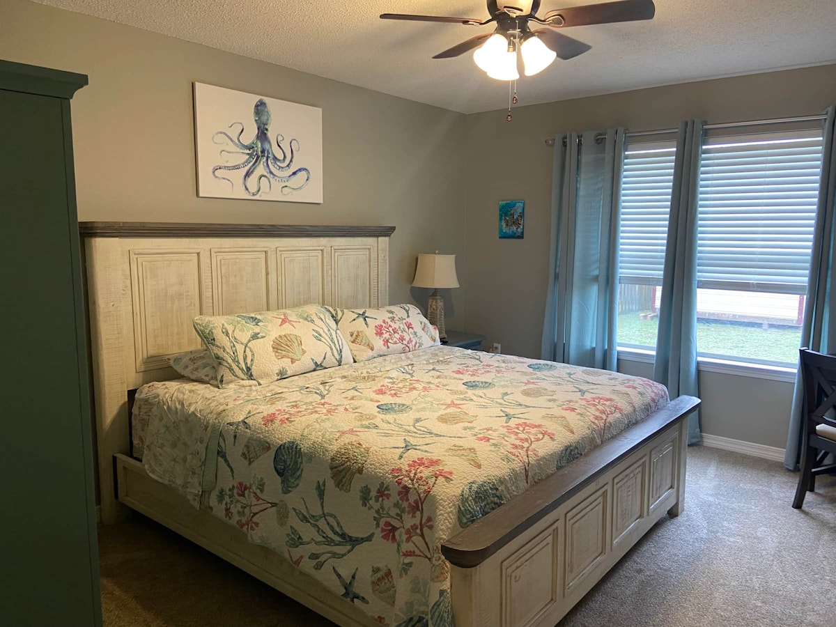 Priestranná manželská posteľ veľkosti King s množstvom úložného priestoru a pracovnej stanice