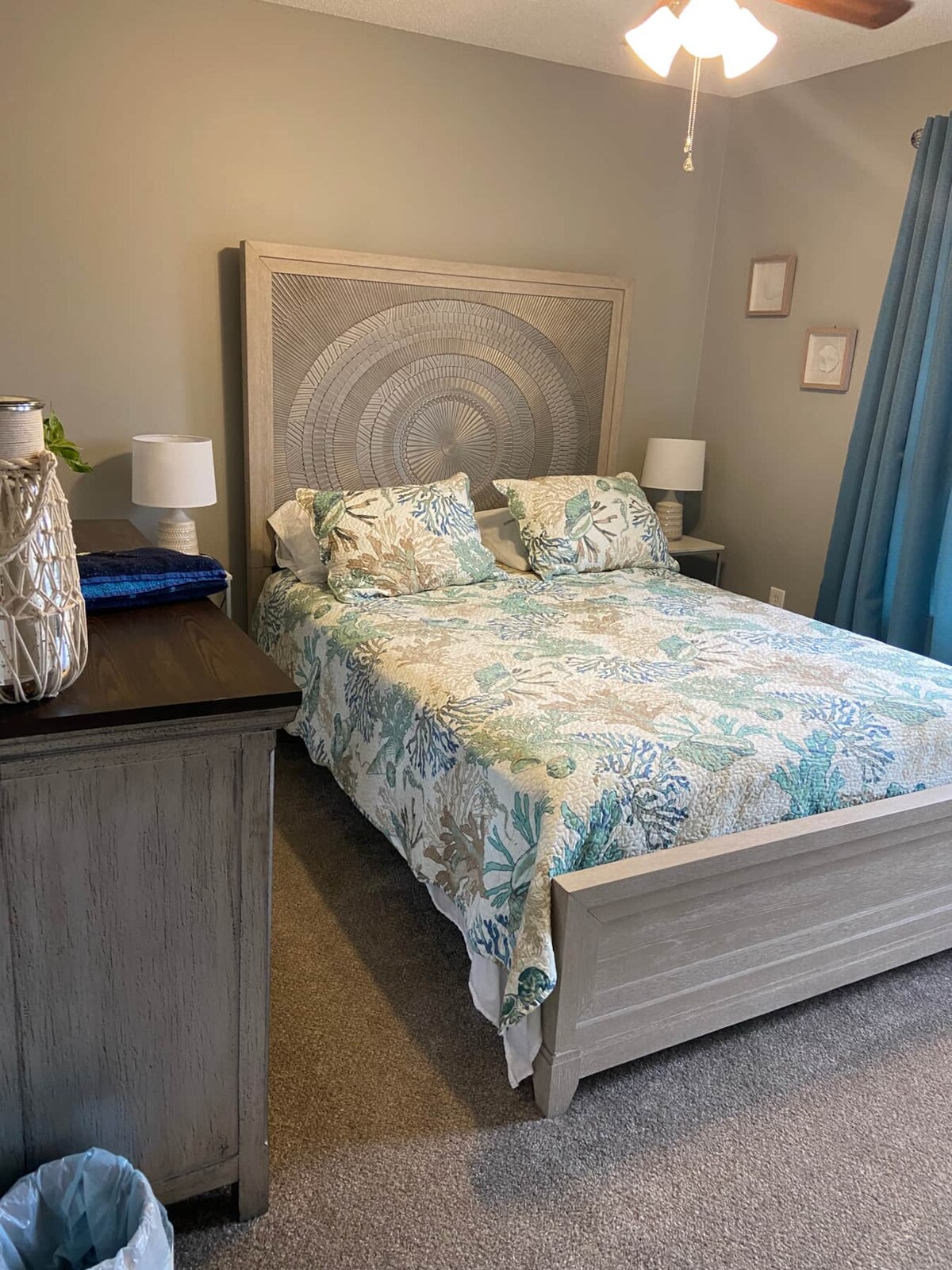 spálňa II s manželskou posteľou Queen v izbe v bohémskom štýle