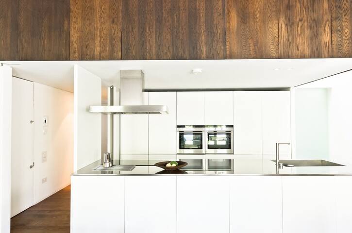 Elegant Paddington Penthouse 2 Bedroom 3 Bathroom gallery image 4