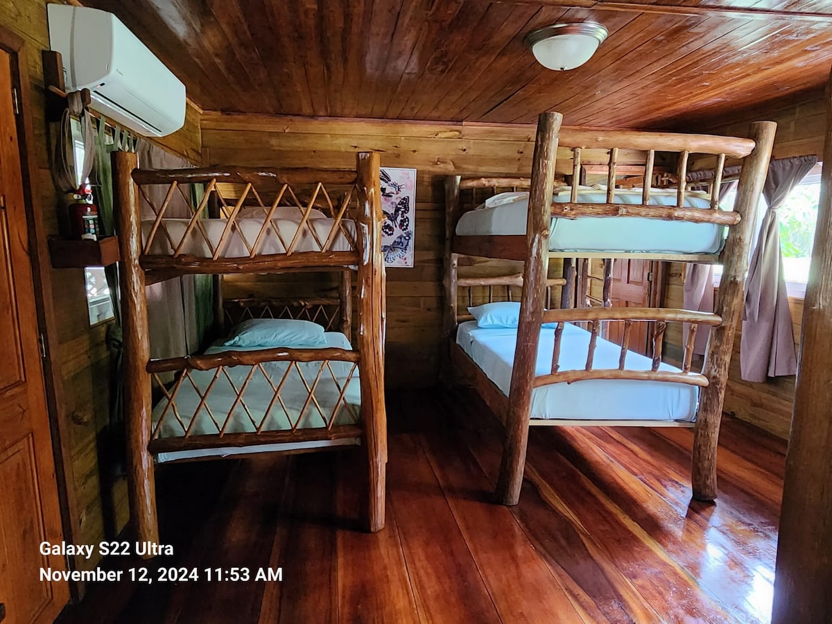 Nyumba yetu ya mbao ina vitanda thabiti, vya starehe vya ghorofa, vinavyofaa kwa familia au makundi yanayotafuta sehemu nzuri, ya pamoja kwa ajili ya watoto au watu wazima.