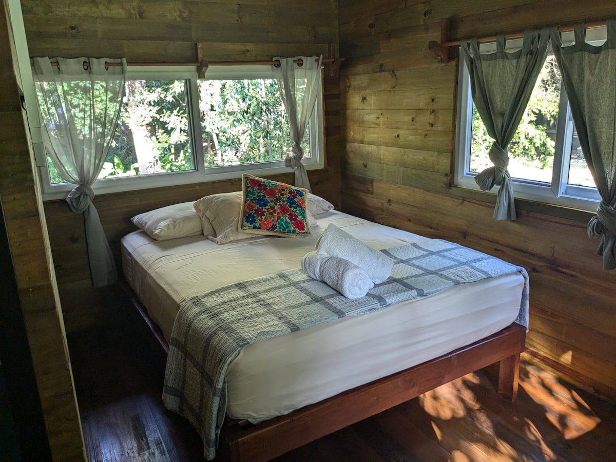 Chumba chetu cha mbao kinatoa mapumziko yenye amani na uchangamfu. Shuka la starehe, taulo, hanger ya nguo za mbao, sehemu nzuri.