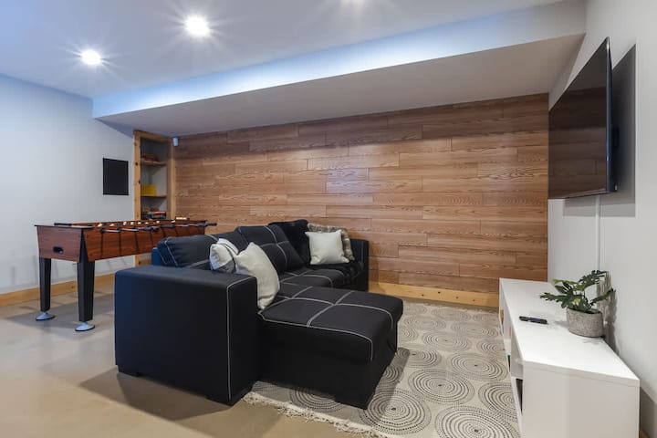 Divan lit au sous-sol / Sofa bed in the basement