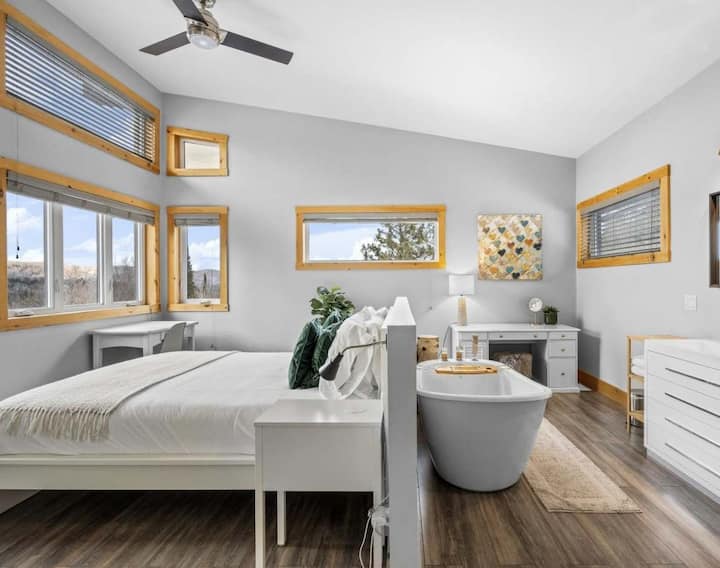 Master bedroom offers you a magnificent view of the mountain. Enjoy the bath or the workspace! / The master bedroom offers a magnificent mountain view. Enjoy the bath or the workspace!