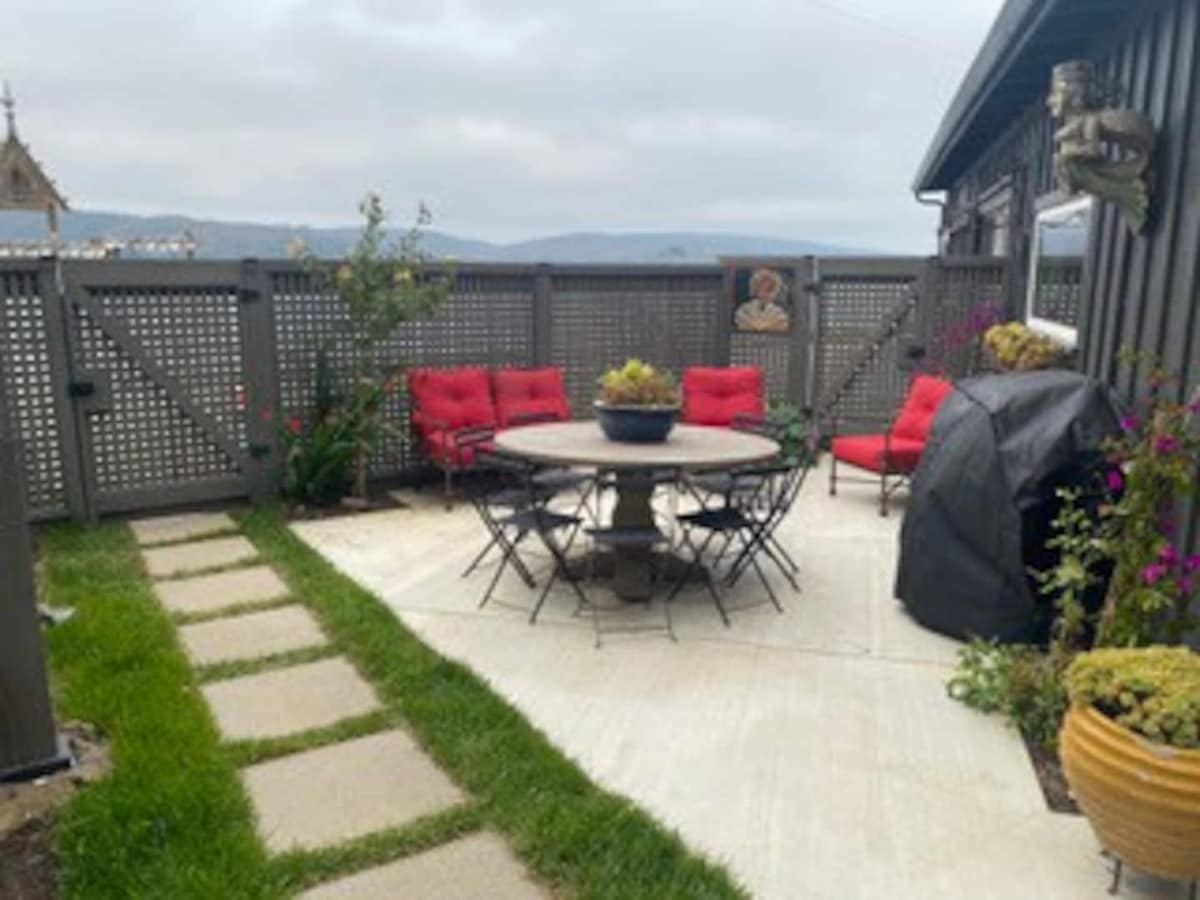 ลานบ้านพร้อมบาร์บีคิวและพื้นที่รับประทานอาหารสำหรับบ้านรถม้า 