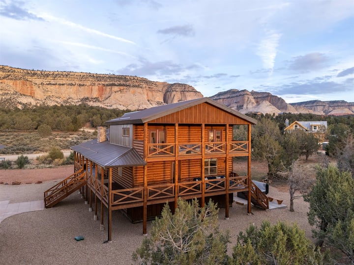 Copper Rock Ridge with Hot Tub and Pool Table