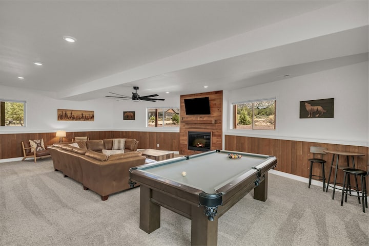 Copper Rock Ridge with Hot Tub and Pool Table