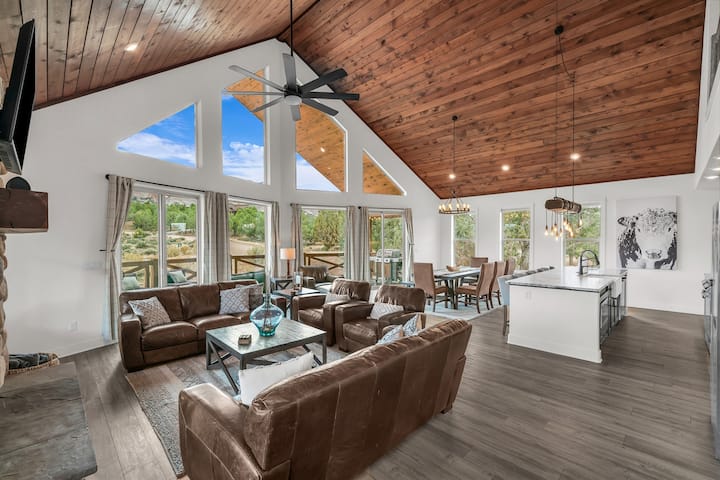Copper Rock Ridge with Hot Tub and Pool Table