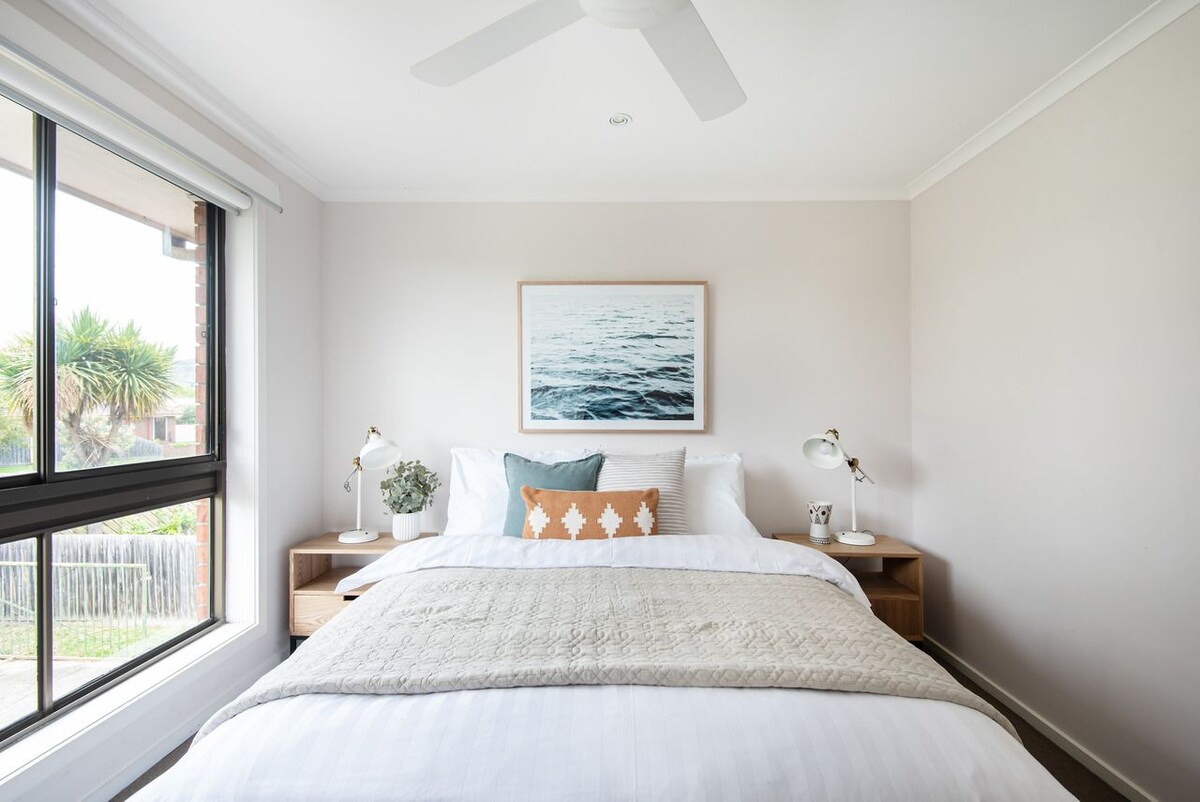 楼上卧室配备标准双人床 