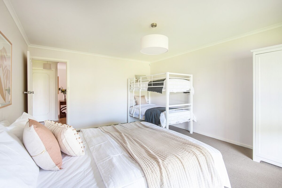 楼下卧室，配备加大双人床和单人双层床 