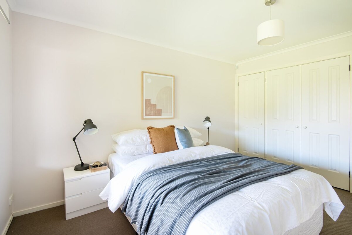 配备一张双人床的羽绒卧室 