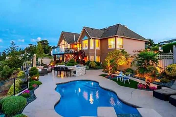 Luxury Oceanfront Gated Villa with Pool & Hot tub