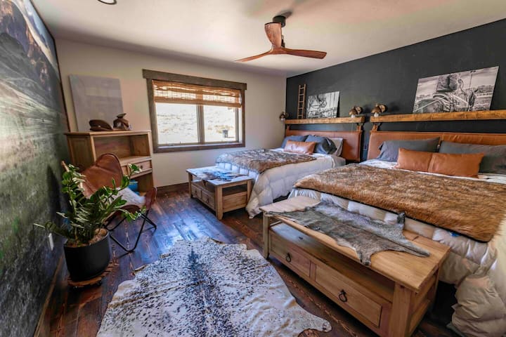 The downstairs quarter circle, lazy j room has two queen beds with plenty of character, and storage.  Pure linen sheets, goose down comforters, dog friendly pet blankets all make for the coziest sleeping.