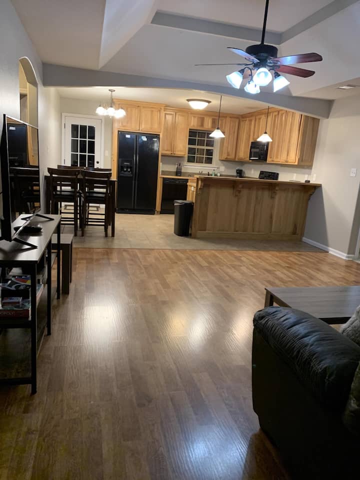 Spacious Valdosta Getaway - Valdosta, GA