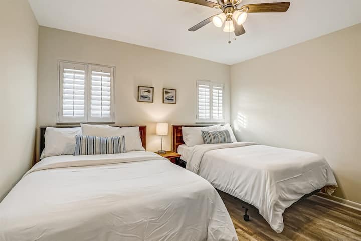 غرفة نوم للضيوف بسريرين كاملين