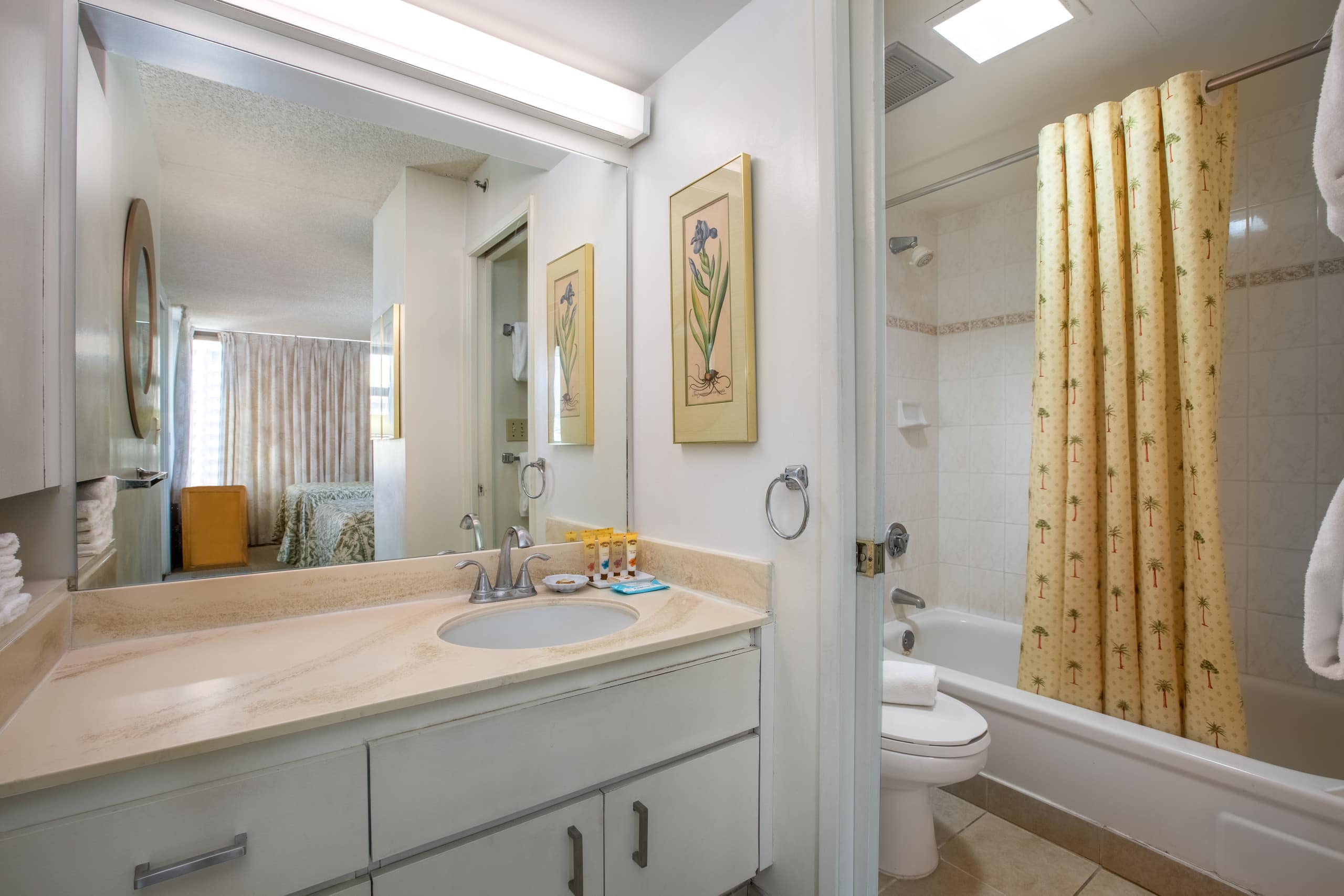 Condo in Honolulu · ★4.75 · 1 bedroom · 2 beds · 1 shared bath - Image 11