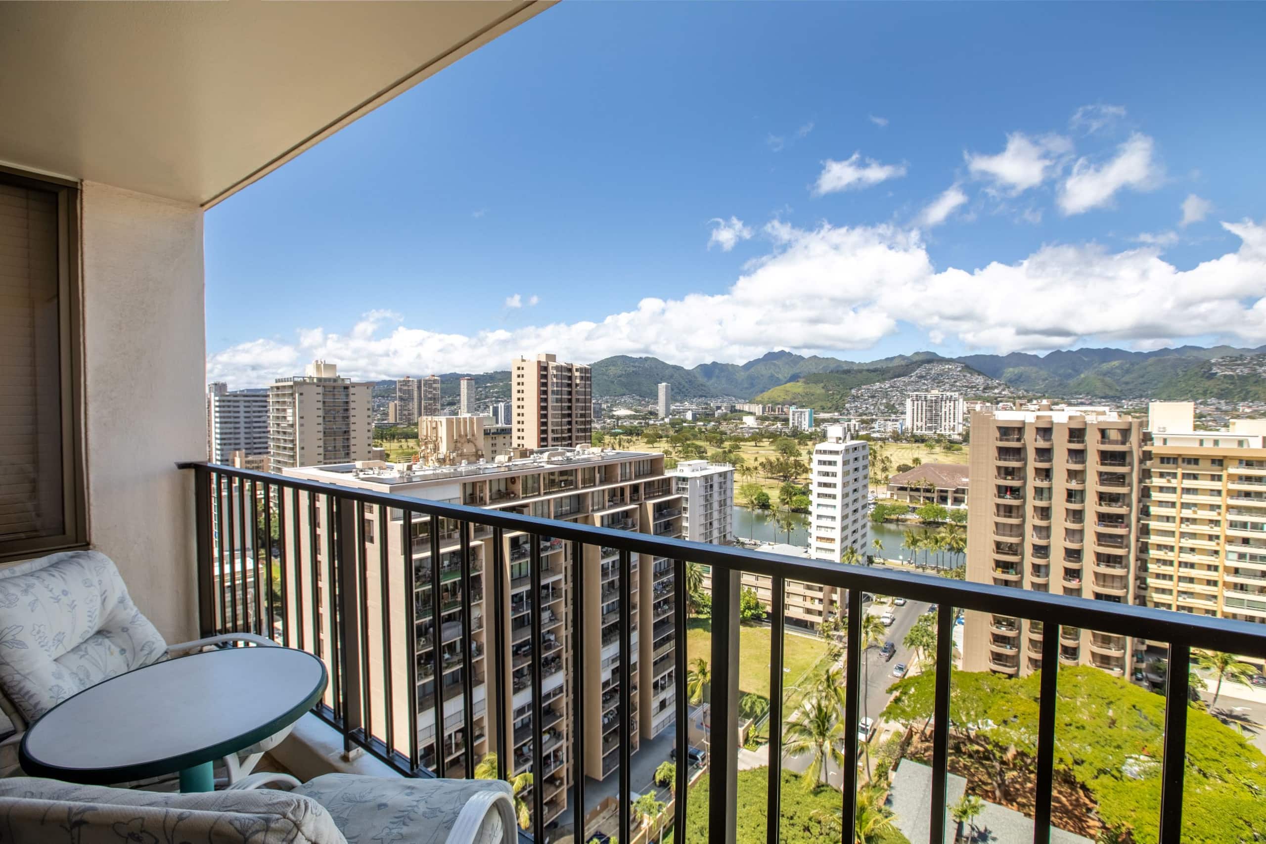 Condo in Honolulu · ★4.36 · 1 bedroom · 3 beds · 1 shared bath - Image 1