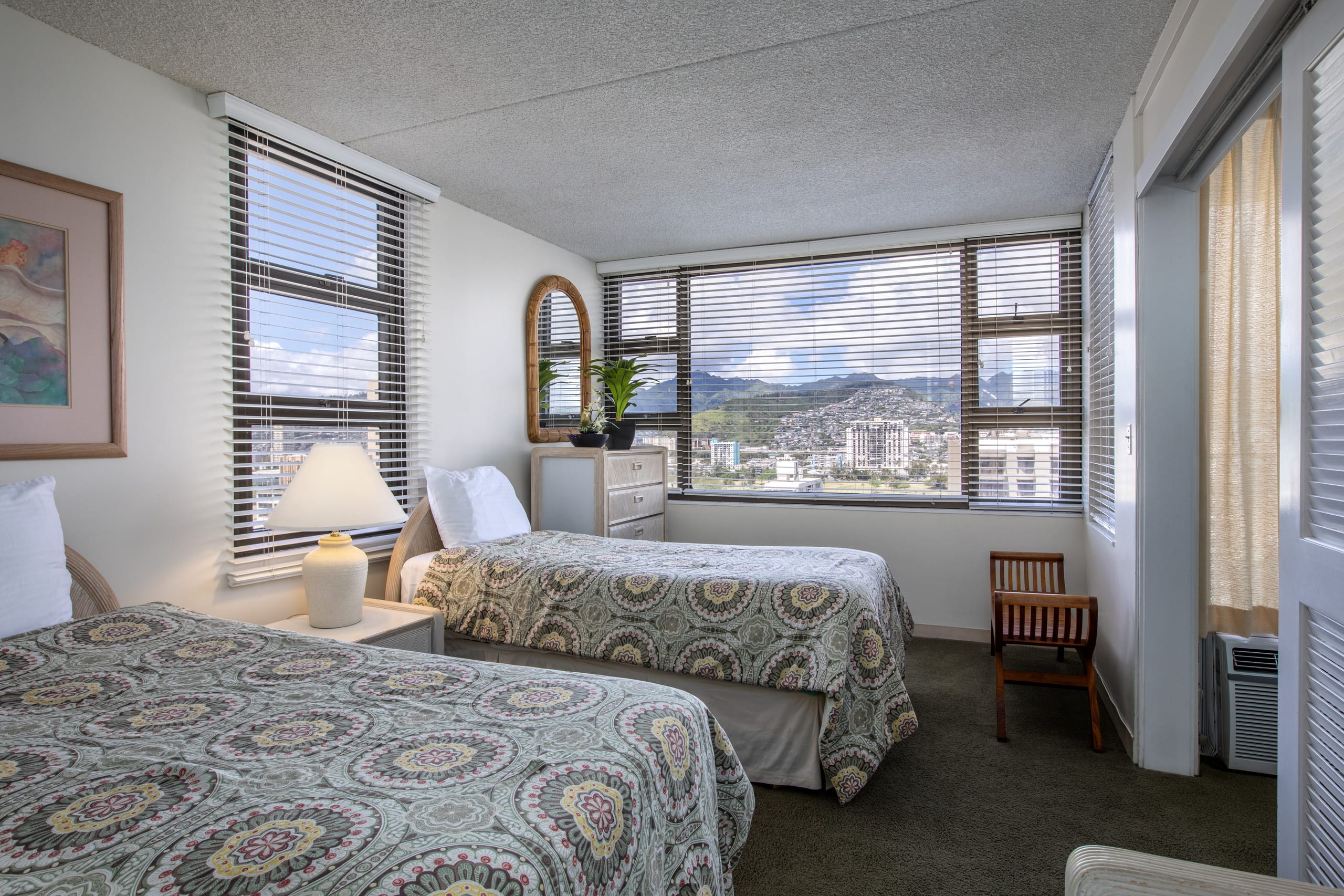 Condo in Honolulu · ★4.36 · 1 bedroom · 3 beds · 1 shared bath - Image 9