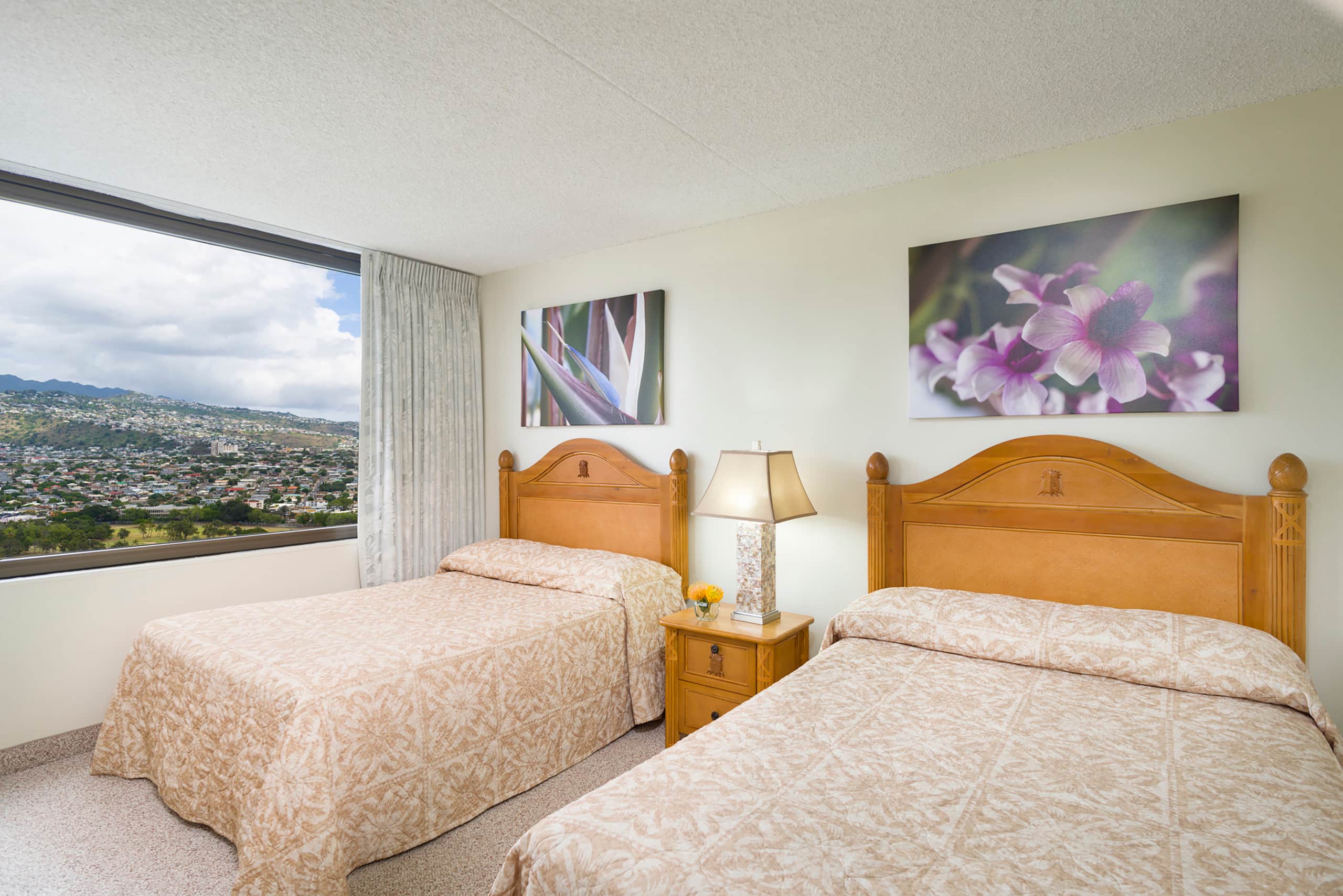 Condo in Honolulu · ★4.36 · 1 bedroom · 3 beds · 1 shared bath - Image 10