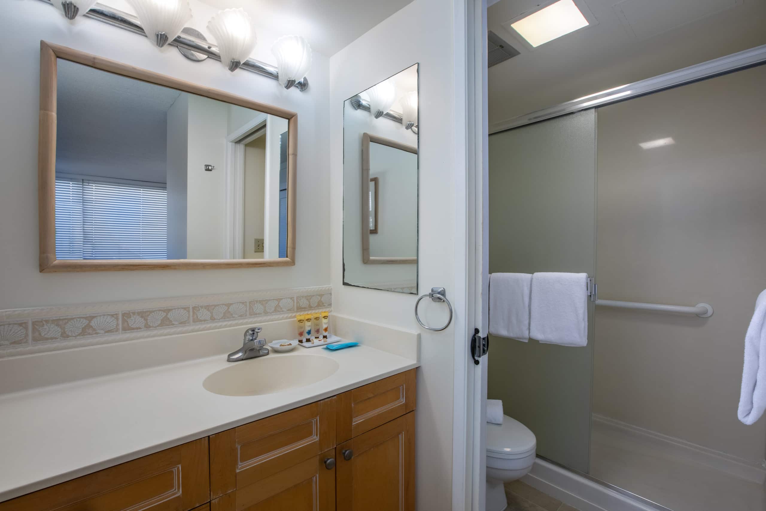 Condo in Honolulu · ★4.36 · 1 bedroom · 3 beds · 1 shared bath - Image 12