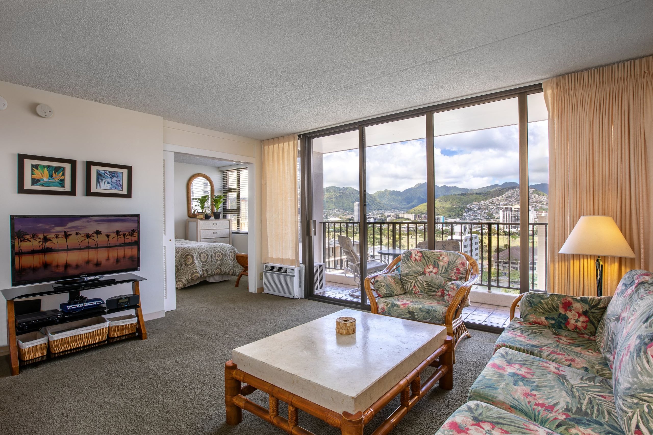 Condo in Honolulu · ★4.36 · 1 bedroom · 3 beds · 1 shared bath - Image 2