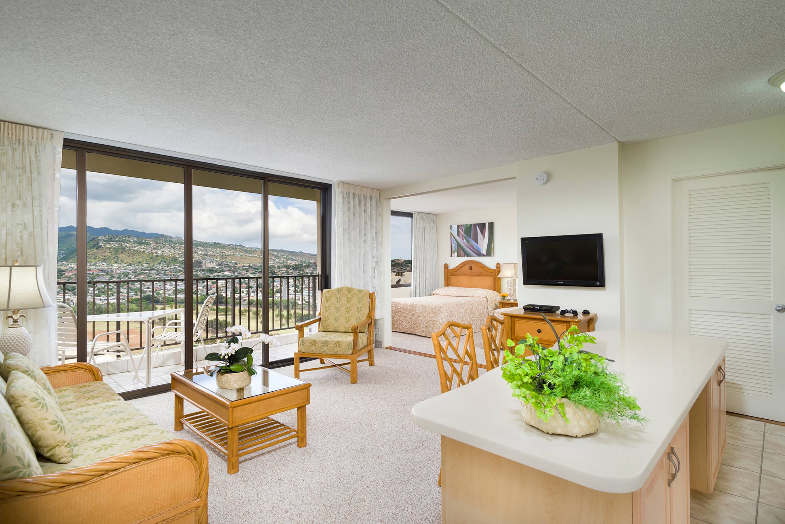 Condo in Honolulu · ★4.36 · 1 bedroom · 3 beds · 1 shared bath - Image 3