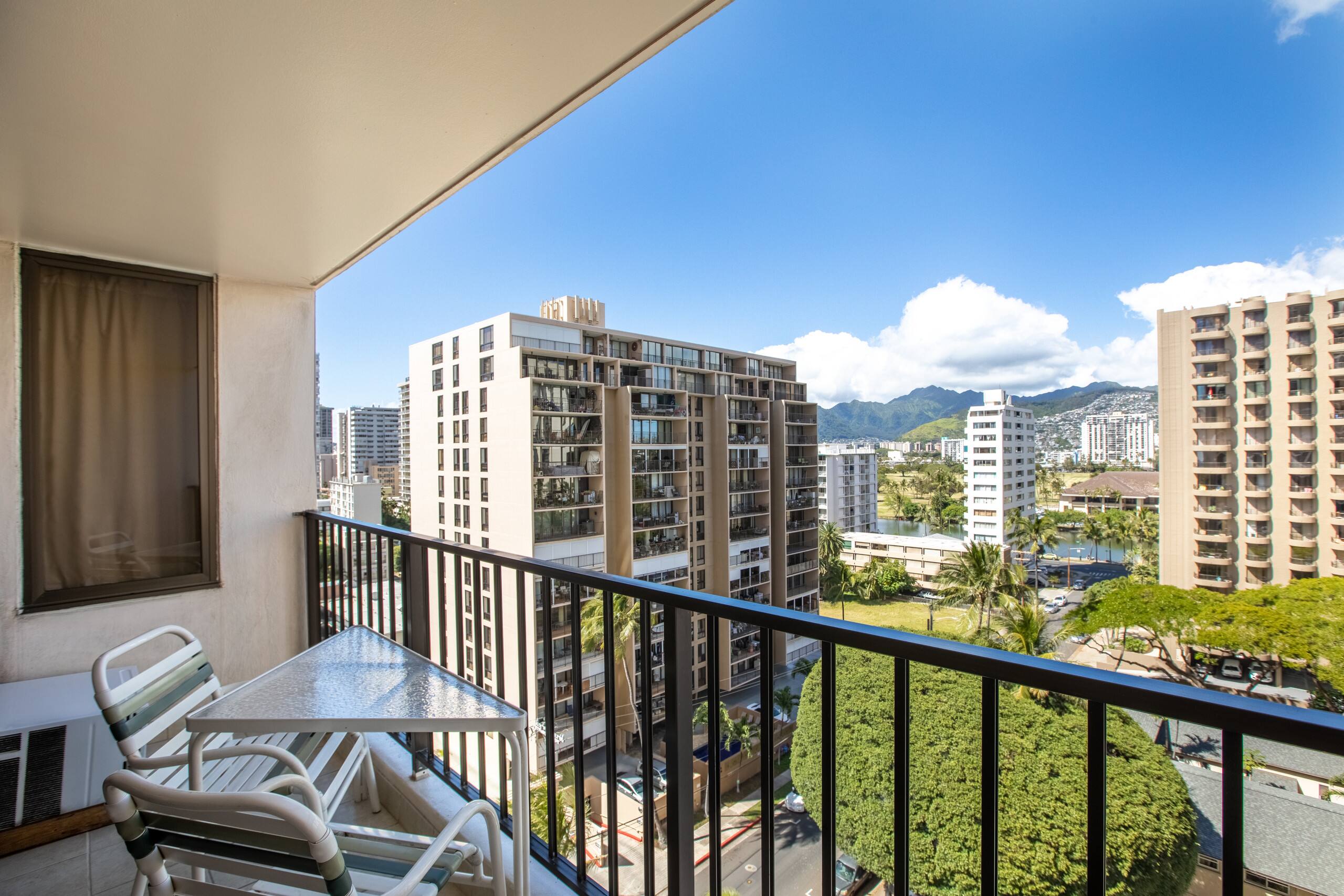 Condo in Honolulu · ★4.45 · 1 bedroom · 3 beds · 1 shared bath - Image 12