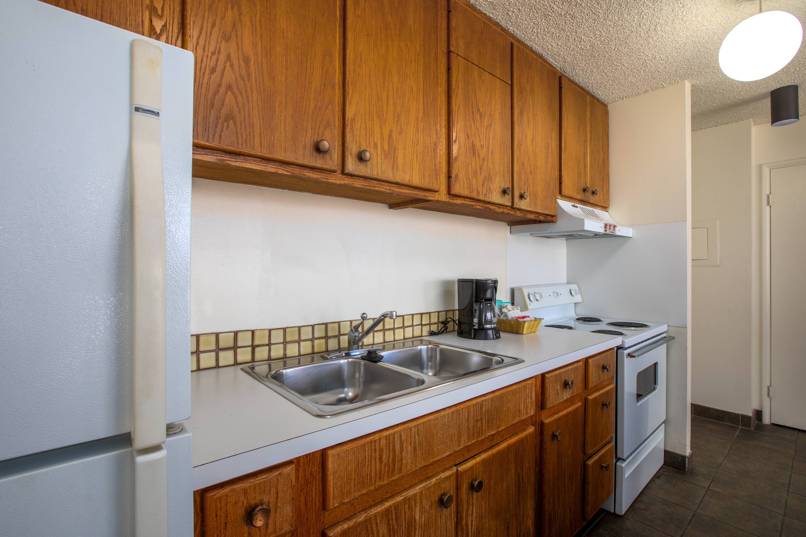 Condo in Honolulu · ★4.45 · 1 bedroom · 3 beds · 1 shared bath - Image 6
