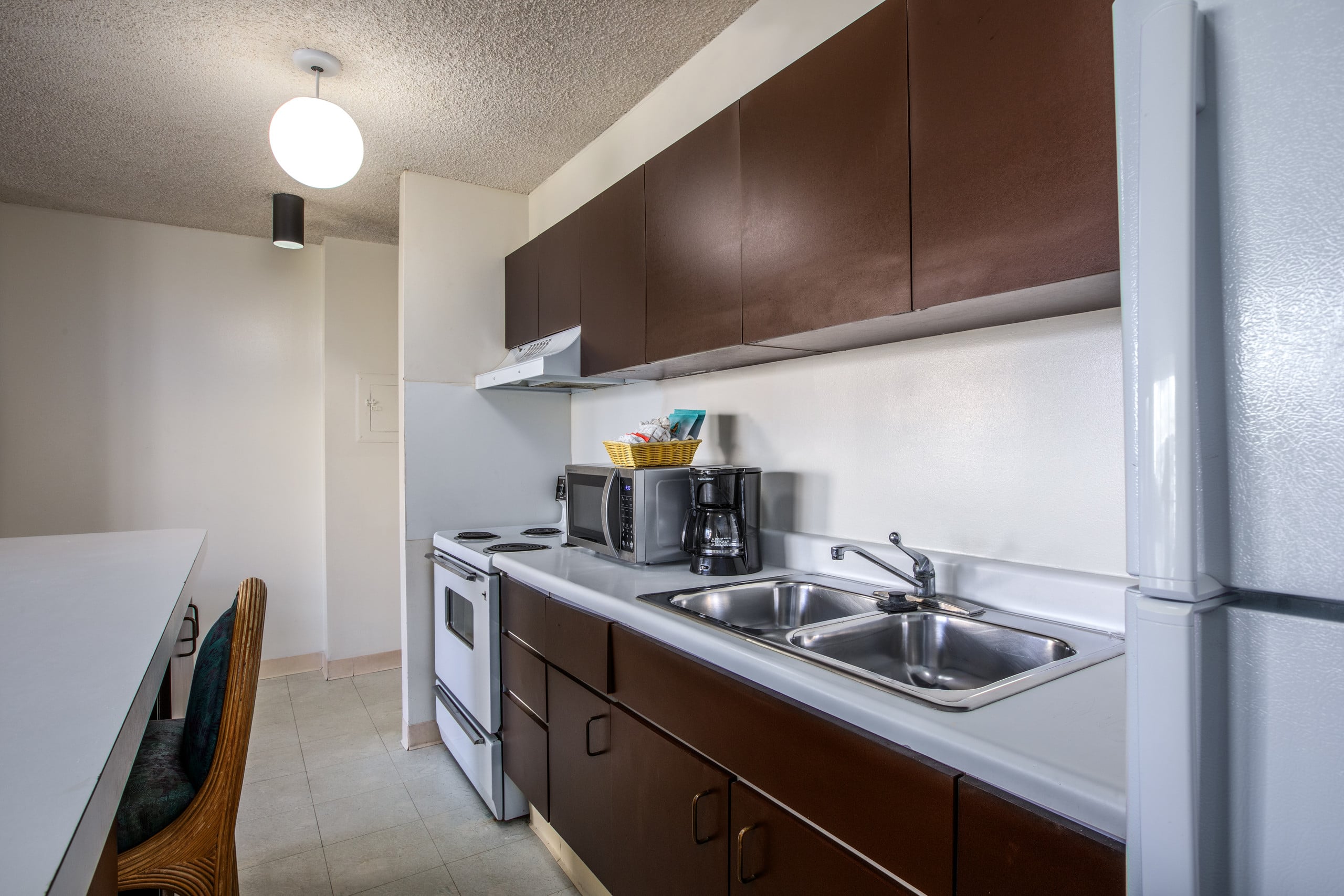 Condo in Honolulu · ★4.45 · 1 bedroom · 3 beds · 1 shared bath - Image 8