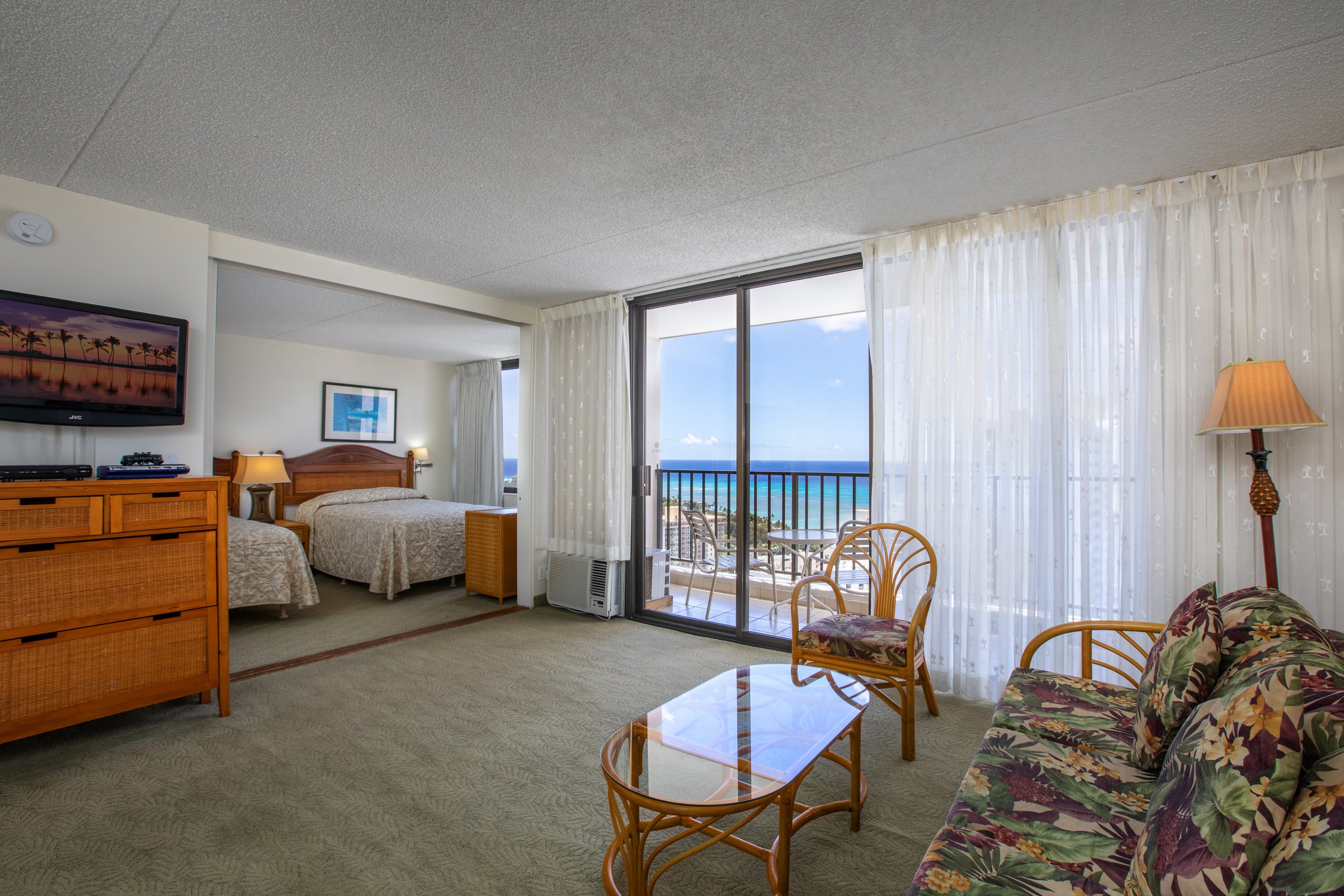 Condo in Honolulu · ★4.75 · 1 bedroom · 3 beds · 1 shared bath - Image 3