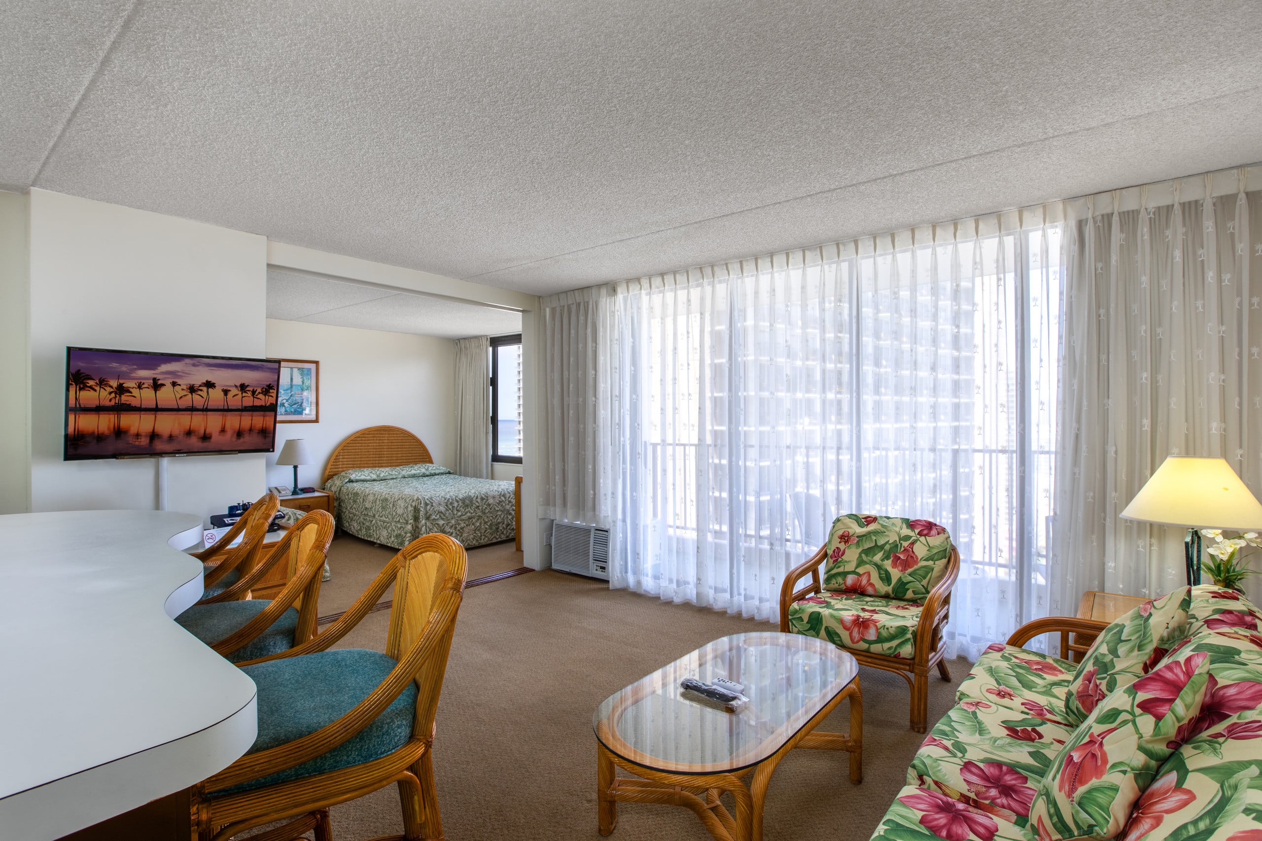 Condo in Honolulu · ★4.43 · 1 bedroom · 3 beds · 1 shared bath - Image 3