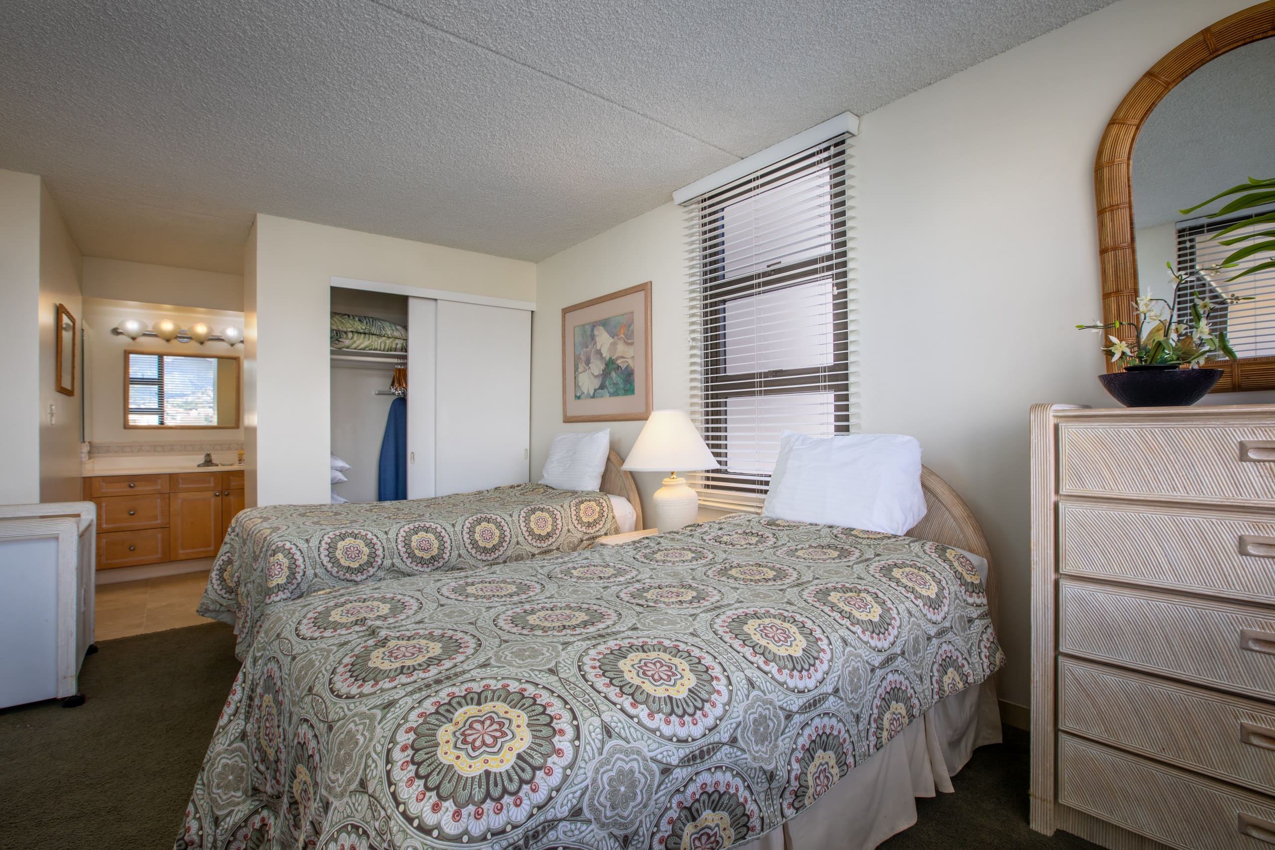 Condo in Honolulu · ★4.43 · 1 bedroom · 3 beds · 1 shared bath - Image 12